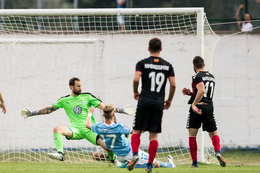 Vardars Tigran Basregjan (th) gör 2-1 på straffretur bakom Malmö FFs målvakt Johan Wiland