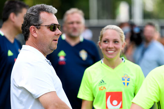 Kopparberg Göteborgs tränare Stefan Rehn och Elin Rubensson på en träning med det svenska landslaget