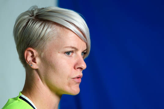 Nilla Fischer blir intervjuad på en pressträff med det