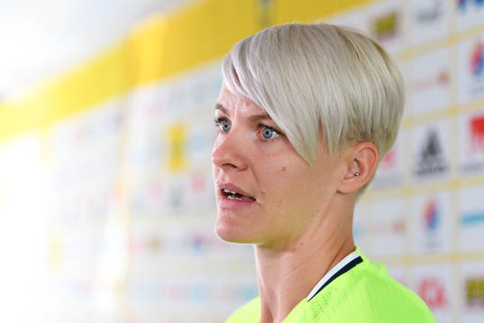 Nilla Fischer blir intervjuad på en pressträff med det svenska landslaget