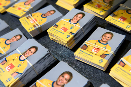 Idolbilder på de svenska spelarna på en träning med det