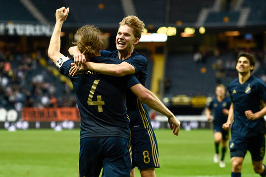 s Nils-Eric Johansson, gjorde 1-0, och jublar med Johan Blomberg under fotbollsmatchen i kvalet till Europa League mellan AIK och Zeljeznicar den 20 juli 2017 i Stockholm.
