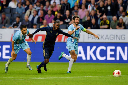 s Henok Goitom faller i en närkamp med Zeljeznicars