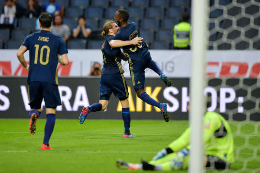Denni Avdic och Nils-Eric Johansson jublar med målskytten till 2-0 Henok Goitom 