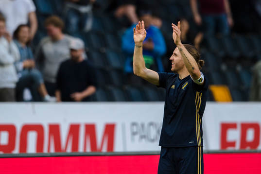 s Nils-Eric Johansson tackar publiken efter  fotbollsmatchen i kvalet till Europa League mellan AIK och Zeljeznicar den 20 juli 2017 i Stockholm.