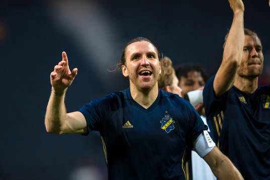 s Nils-Eric Johansson tackar publiken efter  fotbollsmatchen i kvalet till Europa League mellan AIK och Zeljeznicar den 20 juli 2017 i Stockholm.