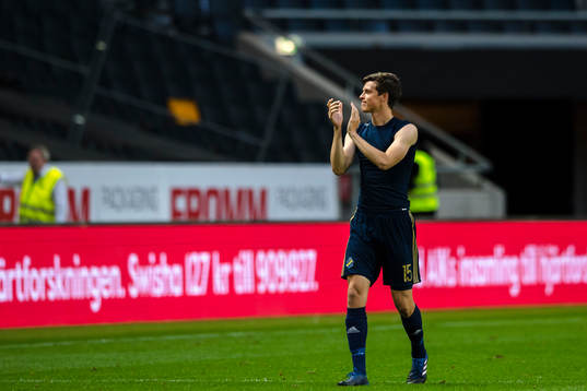 s Sauli Väisänen tackar publiken efter fotbollsmatchen i kvalet till Europa League mellan AIK och Zeljeznicar den 20 juli 2017 i Stockholm.