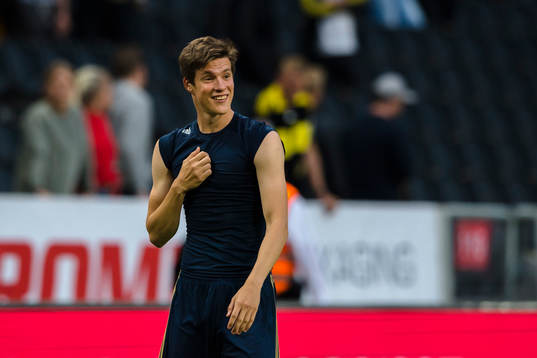 s Sauli Väisänen tackar publiken efter fotbollsmatchen i kvalet till Europa League mellan AIK och Zeljeznicar den 20 juli 2017 i Stockholm.