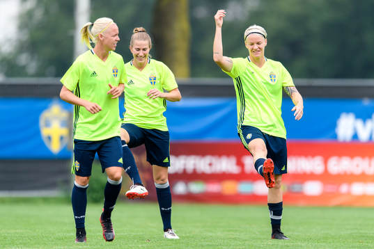 Caroline Seger, Emma Berglund och Nilla Fischer på en träning med det svenska landslaget