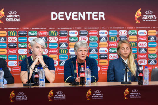 Nilla Fischer, förbundskapten Pia Sundhage och