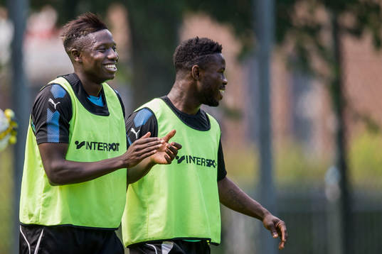 Malmö FFs Pa Konate och Kingsley Sarfo jublar