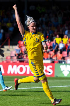 Sveriges Nilla Fischer  jublar efter 1-0 av Lotta Schelin i matchen mellan Sverige och Ryssland