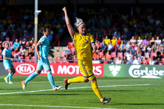 Sveriges Nilla Fischer  jublar efter 1-0 av Lotta Schelin i matchen mellan Sverige och Ryssland