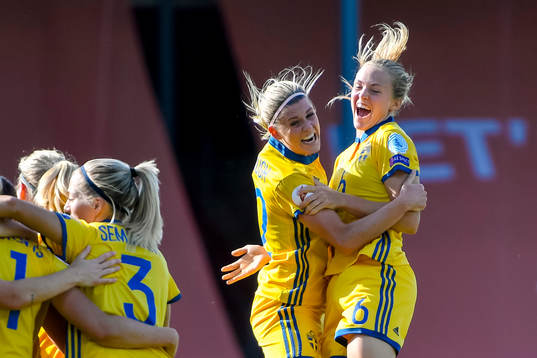 Sveriges Olivia Schough och Magdalena Eriksson  jublar