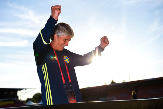 Sveriges förbundskapten Pia Sundhage jublar efter  matchen mellan Sverige och Ryssland