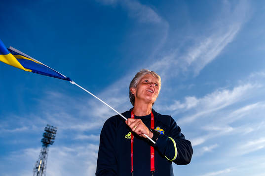 Sveriges förbundskapten Pia Sundhage jublar med en flagga efter  matchen mellan Sverige och Ryssland