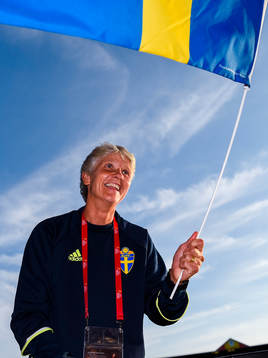 Sveriges förbundskapten Pia Sundhage jublar med en flagga efter  matchen mellan Sverige och Ryssland