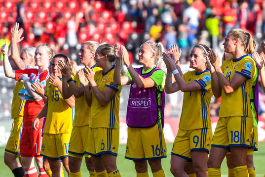 Sveriges spelare tackar publiken efter  matchen mellan Sverige och Ryssland