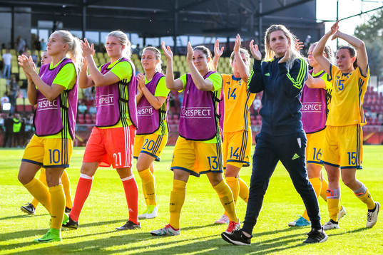 Sveriges spelare tackar publiken efter  matchen mellan Sverige och Ryssland