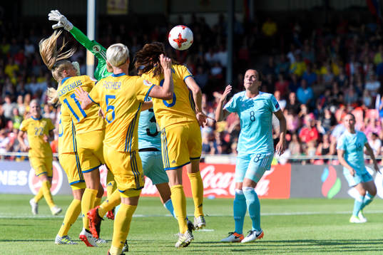 Sveriges Lotta Schelin nickar bollen till 1-0, och är