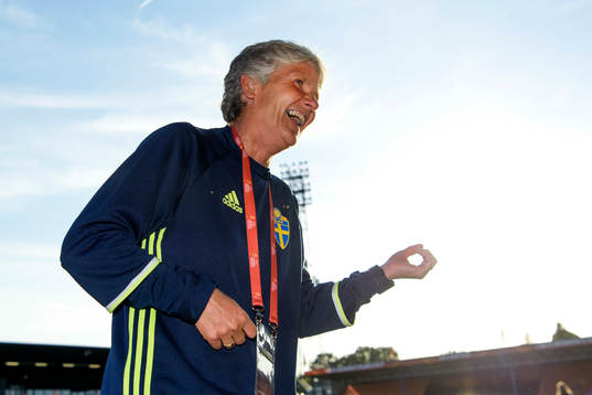 Sveriges förbundskapten Pia Sundhage jublar och spelar luftgitarr efter matchen mellan Sverige och Ryssland