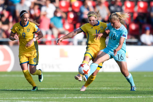 Sveriges Kosovare Asllani och Hanna Folkesson som är i närkamp med Rysslands Marina Fedorova i matchen mellan Sverige och Ryssland