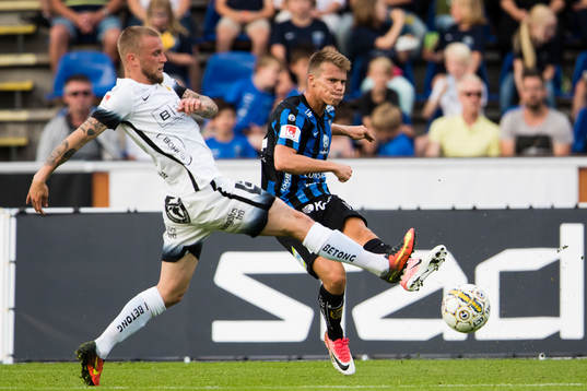 Häckens Alexander Faltsetas i kamp om bollen med Sirius