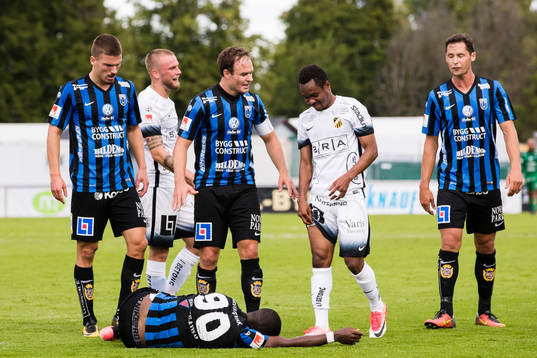 Sirius Shkodran Maholli och Niklas Busch Thor satm Häckens Nasiru Mohammed står runt Sirius Moses Ogbu som ligger skadad efter en närkamp med Mohammed