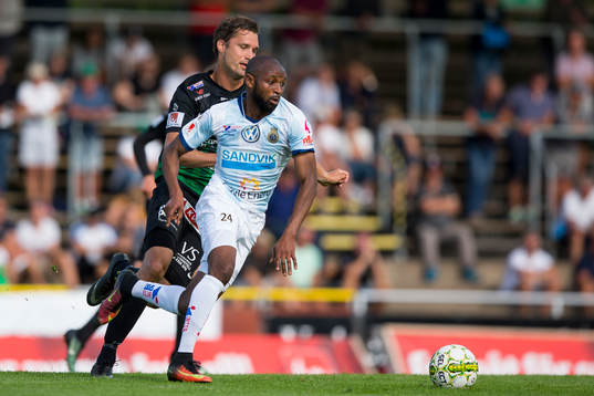 Gefles René Makondele Muzola före Varbergs Peter Nyström
