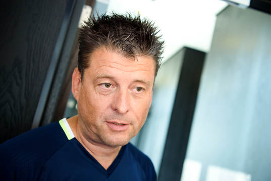 Läkare Mats Börjesson blir intervjuad på en pressträff med det svenska landslaget