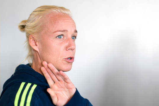 Caroline Seger blir intervjuad på en pressträff med det svenska landslaget