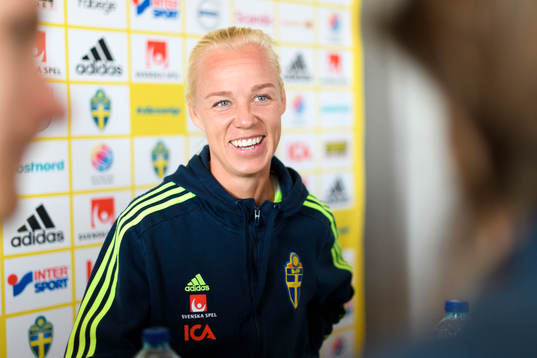 Caroline Seger blir intervjuad på en pressträff med det svenska landslaget