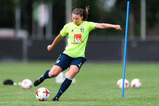 Pauline Hammarlund på en träning med det svenska landslaget