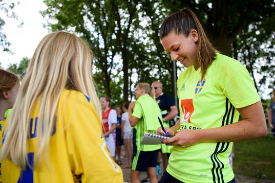 Pauline Hammarlund skriver autografer efter en träning med det svenska landslaget