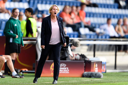 Schweiz förbundskapten Martina Voss-Tecklenburg i matchen mellan Island och Schweiz