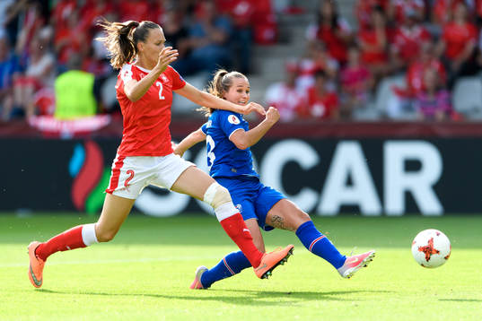 Schweiz Jana Brunner i närkamp med Islands Fanndis Fridriksdottir som skjuter bollen till 1-0 i matchen mellan Island och Schweiz