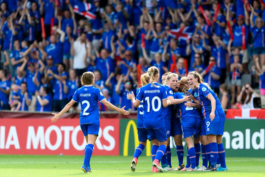 Islands spelare jublar efter 1-0 av Fanndis Fridriksdottir i matchen mellan Island och Schweiz