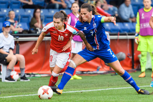 Schweiz Ramona Bachmann i närkamp med Islands Sara Björk Gunnarsdottir i matchen mellan Island och Schweiz