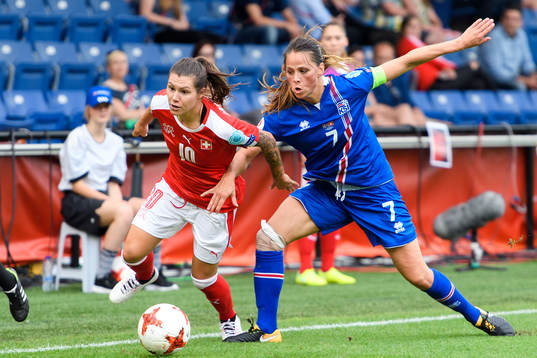 Schweiz Ramona Bachmann i närkamp med Islands Sara Björk Gunnarsdottir i matchen mellan Island och Schweiz