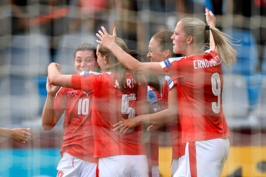 Schweiz Ramona Bachmann jublar efter att hon gjort 1-2 i matchen mellan Island och Schweiz