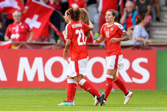 Schweiz Ramona Bachmann jublar efter att hon gjort 1-2 i matchen mellan Island och Schweiz