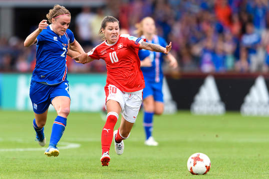 Islands Sif Atladottir och Schweiz Ramona Bachmann i matchen mellan Island och Schweiz