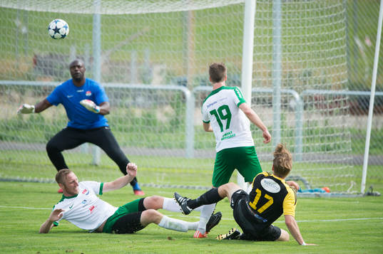 IFK Hässleholms Filip Ranmo skjuter mot Prespas målvakt Pa Demba Torray i matchen i division 2 mellan IFK Hässleholm och Prespa Birlik i Hässleholm 22 juli 2017.  