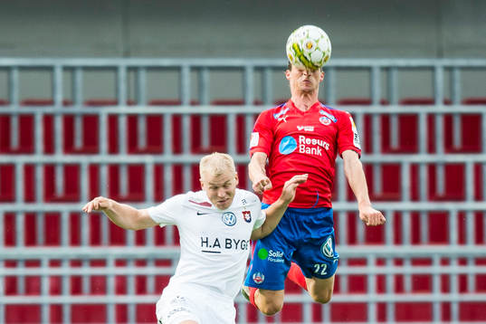 Örgrytes Daniel Paulson i nickduell med Helsingborgs Jesper Lange