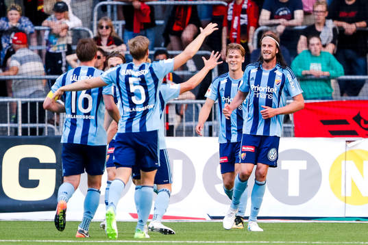 Djurgårdens Jonas Olsson jublar efter 3-0