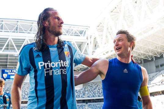 Djurgårdens Jonas Olsson jublar tillsammans med Kim Källström