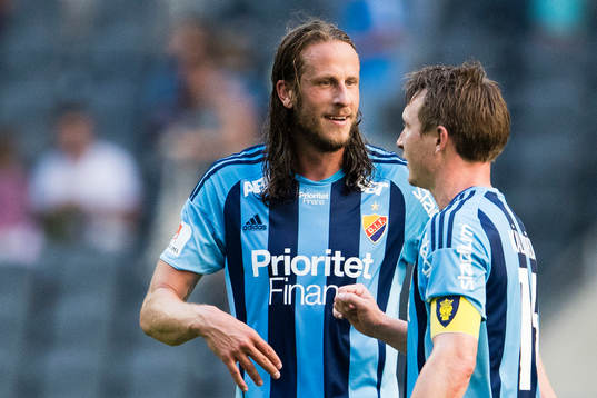 Djurgårdens Jonas Olsson jublar tillsammans med Kim Källström