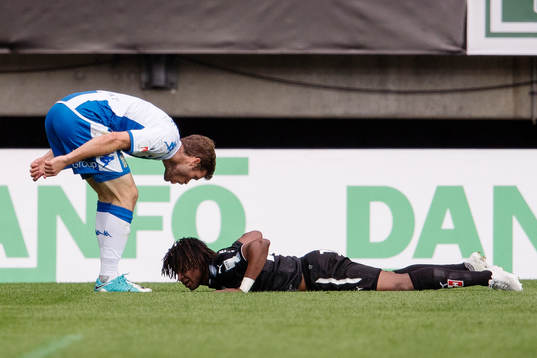 IFK Göteborgs Emil Salomonsson reagerar mot Örebros