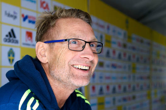 Sveriges italienbevakare Thomas Dennerby blir intervjuad