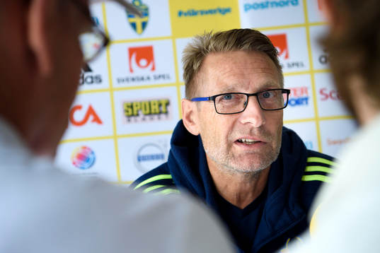 Sveriges italienbevakare Thomas Dennerby blir intervjuad